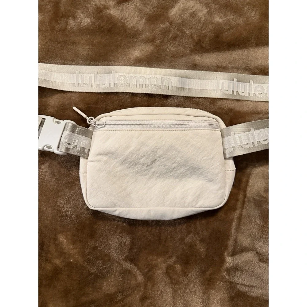 lululemon White Crossbody Bag Zip Closure Adjustable Strap Pockets Lined